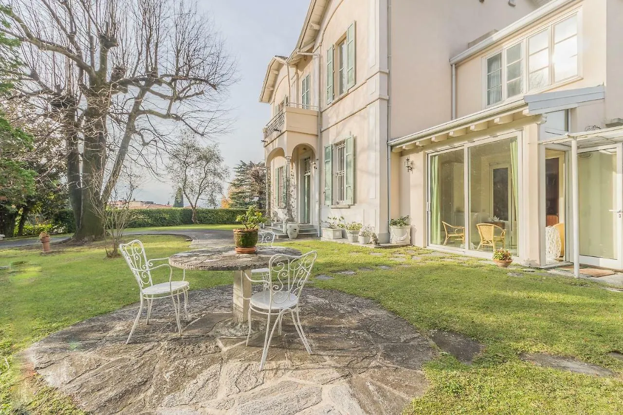 Villa Fiorellaヴァレンナ  ヴァレンナ